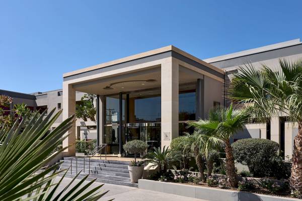 Außenansicht des Atlantica Kalliston Resorts mit moderner Architektur und Eingangsbereich.