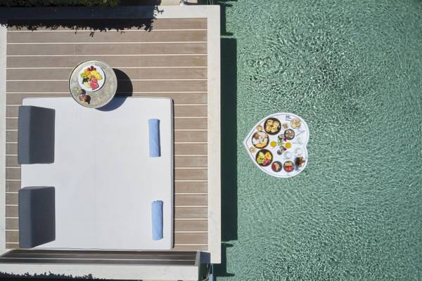 Uebersicht eines Pooltisches mit Fruehstuecksbuffet im Atlantica Kalliston Resort