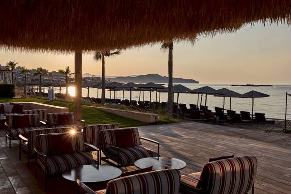 Aussicht auf die Terrasse des Atlantica Kalliston Resorts mit Sonnenuntergang am Meer.