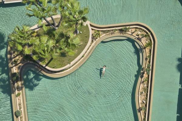 Person schwimmt im Infinity-Pool des Atlantica Kalliston Resorts