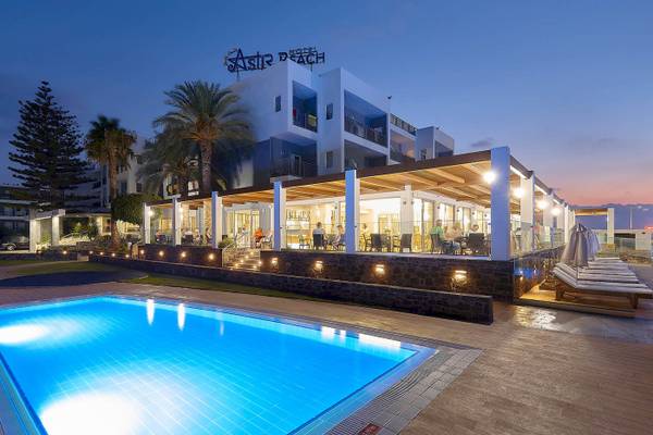 Pool im Freien neben dem Astir Beach Hotel in Kreta, das bei Nacht geöffnet ist.