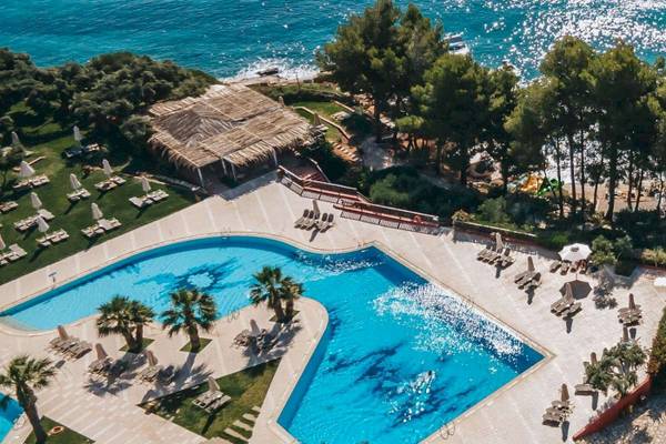 Luftaufnahme des Candia Park Village Hotels mit Swimmingpool und Blick auf das Meer.