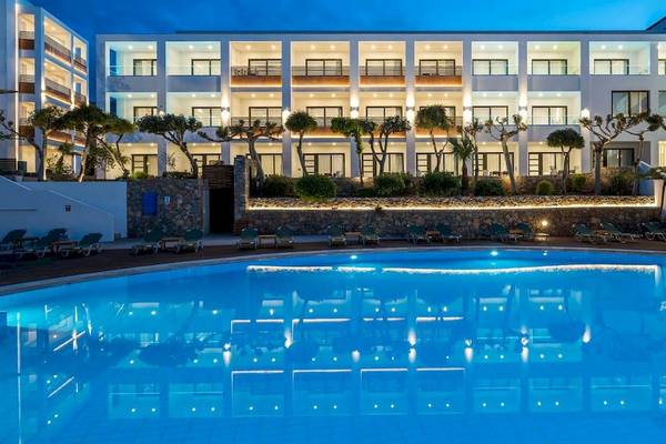 Arminda Hotel & Spa Nachtansicht mit Pool und Lounge-Bereich
