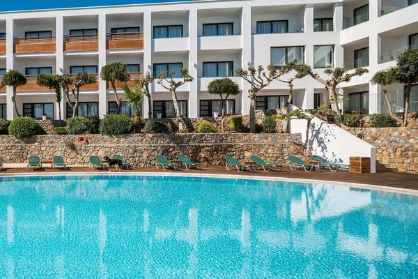 Arminda Hotel & Spa mit Pool und Liegen vor der Hotelanlage