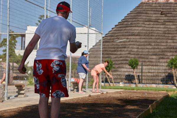 Arminda Hotel & Spa - Gäste spielen Boules vor der Unterkunft.