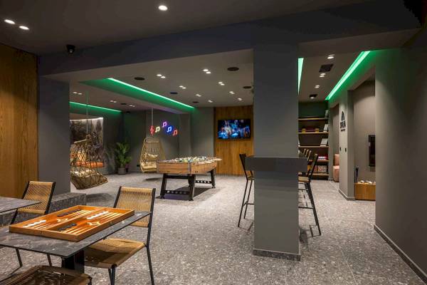 Spielzimmer im Arminda Hotel & Spa mit Tischkicker, Billardtisch und Hängesesseln.