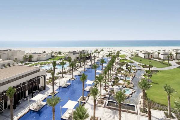 Luftaufnahme des Park Hyatt Abu Dhabi Hotel & Villas mit Strand, Pools und Palmen