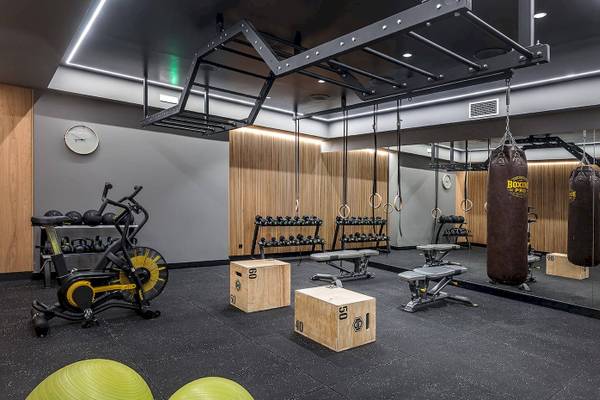Fitnessbereich im Arminda Hotel & Spa mit Boxsack, Hantelbank und Trainingsgeräten.