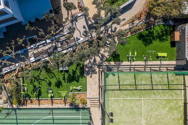 Luftaufnahme des Arminda Hotel & Spa mit Außenbereich, Fitnessgeräten und Tennisplätzen.