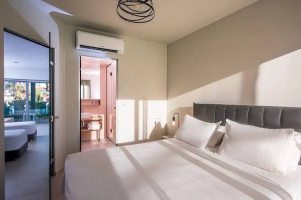 Doppelbettzimmer im Corissia Beach Hotel mit Klimaanlage und modernem Interieur.