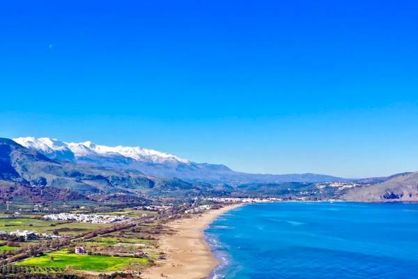 Luftaufnahme des Corissia Beach Hotels mit Blick auf den Strand und die Berge