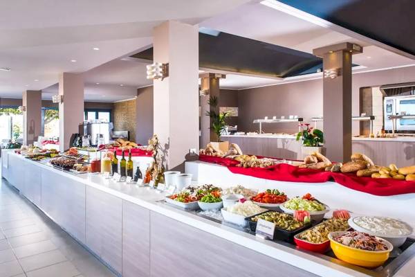 Frühstücksbuffet im Corissia Beach Hotel mit verschiedenen Speisen und Getränken.