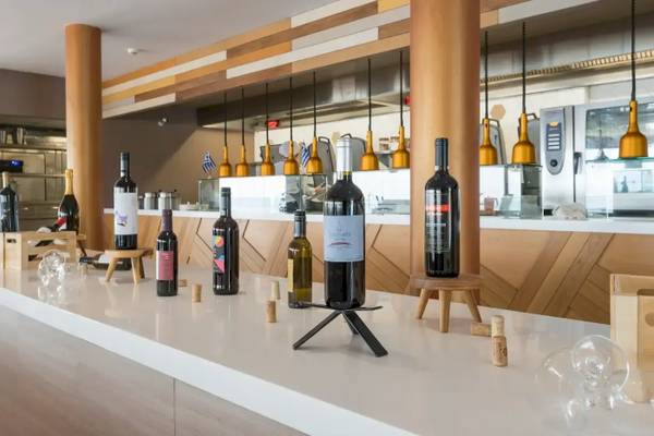 Weinflaschen auf der Bar im Corissia Beach Hotel.