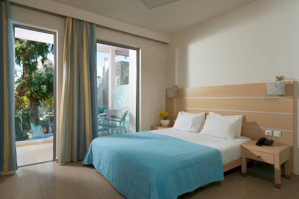 Doppelzimmer im Corissia Beach Hotel mit Blick auf den Balkon und Garten.