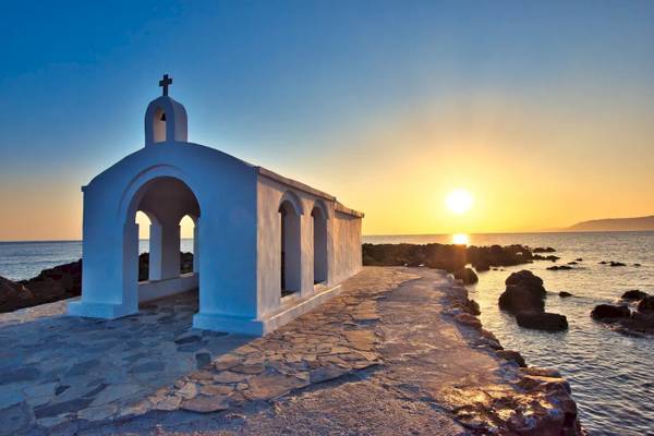 Kleine Kirche am Meer im Corissia Beach Hotel bei Sonnenuntergang