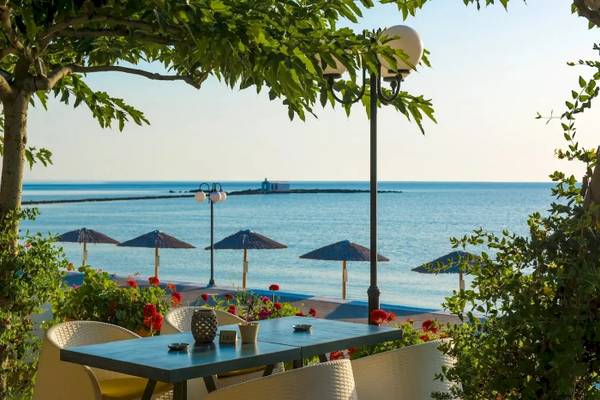 Terrasse des Corissia Beach Hotels mit Blick auf das Meer und die Insel.