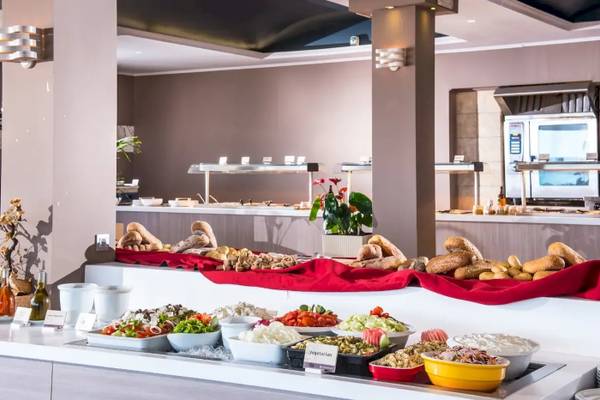 Buffetmahlzeit im Corissia Beach Hotel mit verschiedenen Gerichten und Salaten.
