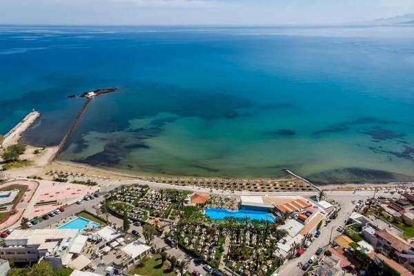 Lueftlich von Corissia Beach Hotel in Griechenland mit Blick auf den Strand und das Meer.