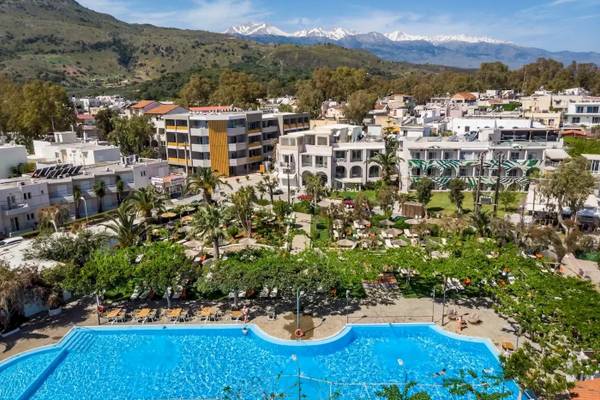 Corissia Beach Hotel mit Pool und Gebäuden vor einem Berg