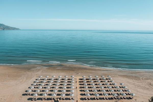 Luftaufnahme des Eliros Mare Hotels mit Sonnenschirmen auf dem Strand