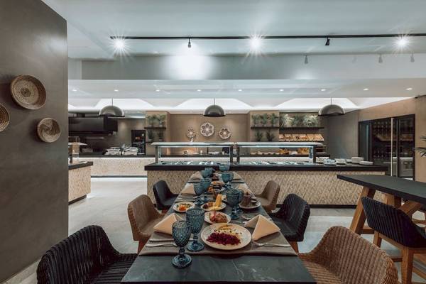 Innenansicht des Restaurants im Eliros Mare Hotel mit gedecktem Tisch und Büffet.