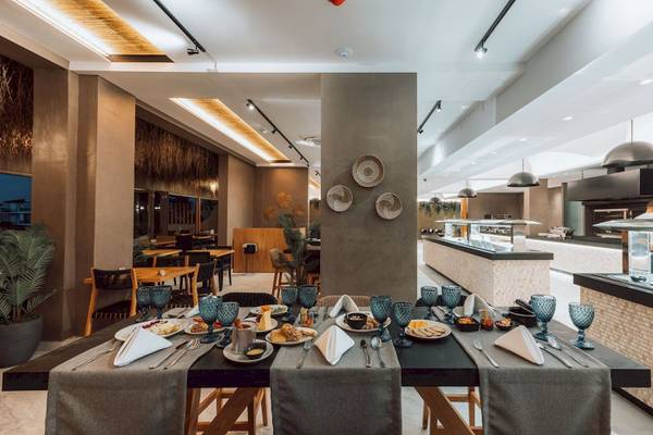 Frühstücksbuffet im Eliros Mare Hotel mit verschiedenen Gerichten und Geschirr.