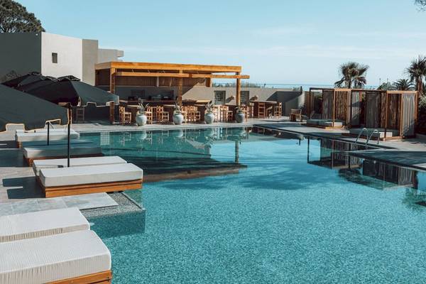 Außenbereich des Eliros Mare Hotels mit Pool, Lounge-Bereich und Bar.
