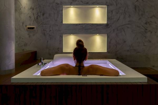 Frau genießt entspannende Zeit in Badewanne im Cretan Dream Resort & Spa