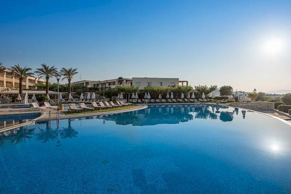 Außenpoolbereich des Cretan Dream Resort & Spa mit Sonnenliegen und Palmen