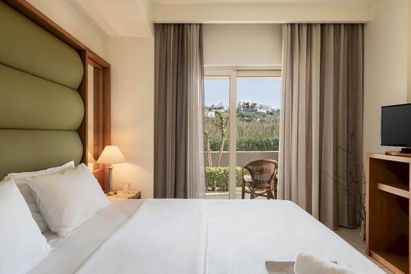 Ein Bett mit Aussicht auf die Landschaft im Cretan Dream Resort & Spa