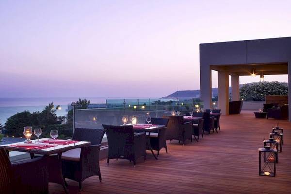 Aussicht von der Terrasse des Sheraton Rhodes Resorts auf das Meer und die Küste.
