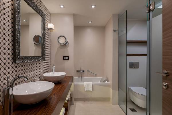 Badezimmer im Cretan Dream Resort & Spa mit Badewanne, Toilette und Waschbecken.