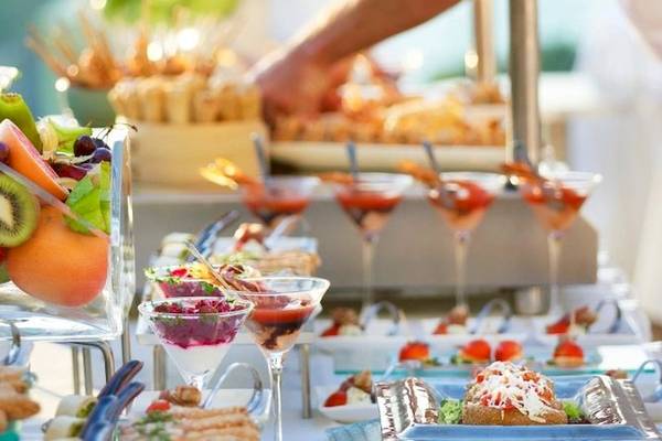 Buffet im Sheraton Rhodes Resort mit verschiedenen Obstsalaten, Cocktails und anderen Gerichten.