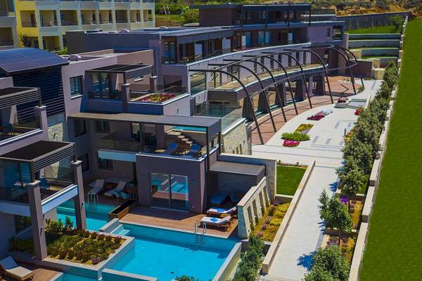 Luftaufnahme des Cretan Dream Resort & Spa mit Swimmingpool und Terrassen.