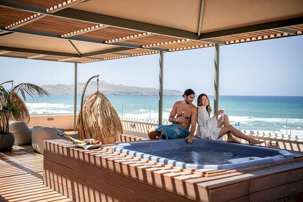Paar im Whirlpool mit Meerblick im Cretan Dream Resort & Spa
