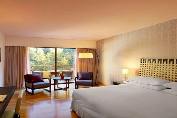 Luxuriöses Zimmer im Sheraton Rhodes Resort Hotel mit Blick auf den Garten