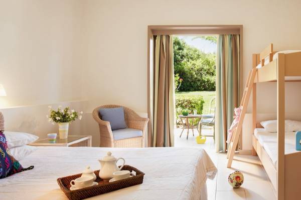 Doppelzimmer im Grecotel Meli Palace mit Doppelstockbett, Balkon und Gartenblick.