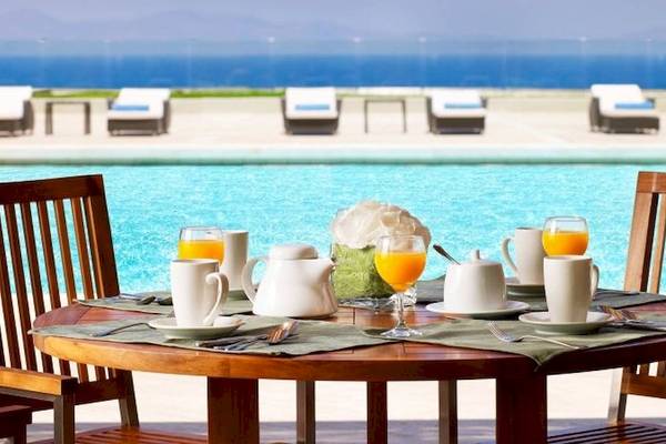 Frühstück am Pool im Sheraton Rhodes Resort mit Blick auf das Meer.