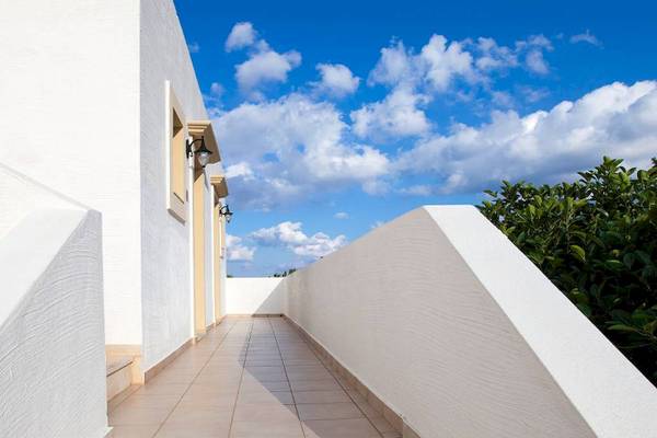 Balkon des Chrissi Amoudia Hotels mit Blick auf einen blauen Himmel mit Wolken