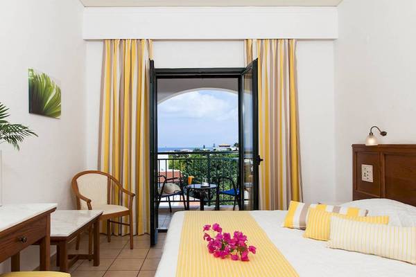 Hotelzimmer im Chrissi Amoudia mit Blick auf das Meer vom Balkon.