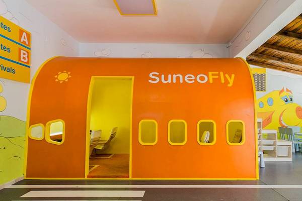 Spielbereich im Chrissi Amoudia Hotel mit einem orangefarbenen Flugzeug namens SuneoFly.