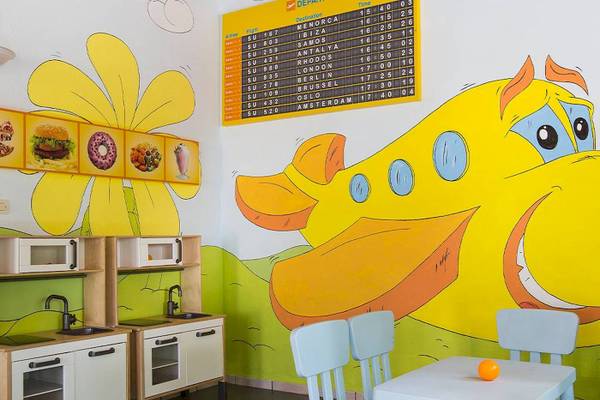 Kinderzimmer im Chrissi Amoudia Hotel mit Spieluhr und Tafel.