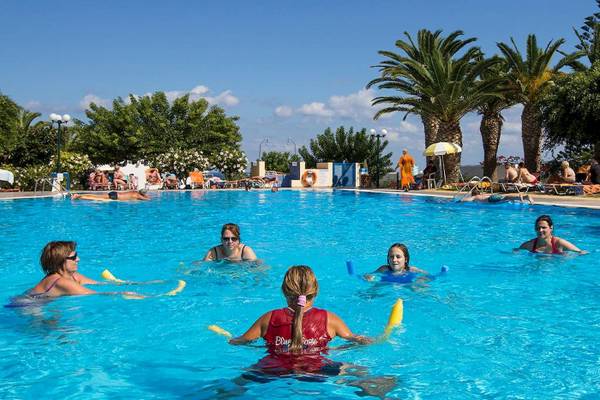 Gruppe von Frauen, die Wassergymnastik im Pool des Chrissi Amoudia Hotels machen.