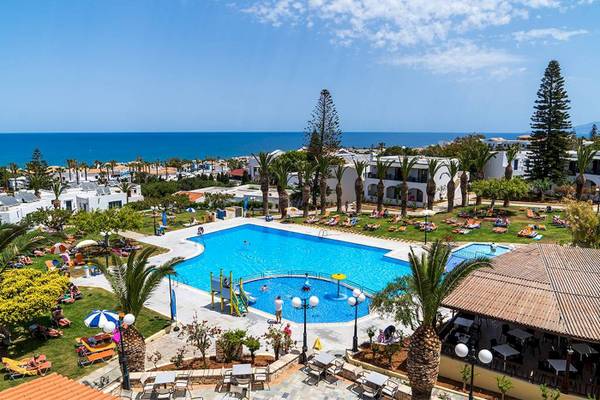 Hotel Chrissi Amoudia mit Swimmingpool und Meerblick aus der Vogelperspektive.