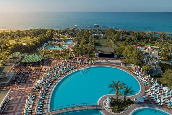 Luftaufnahme des Turan Prince Hotel mit großem Pool, Liegestühlen und Sonnenschirmen