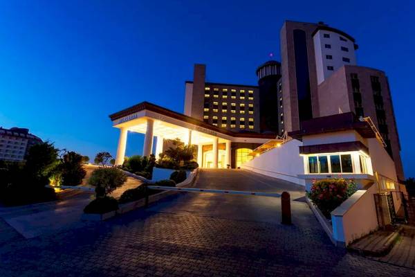 Melas Lara Hotel Eingang in der Nacht beleuchtet