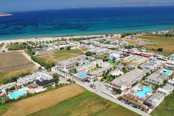 Luftaufnahme des Gaia Village Hotels mit mehreren Swimmingpools und Blick auf das Meer.