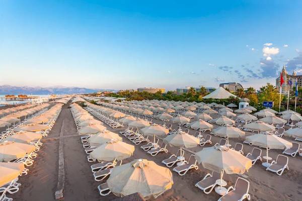 Luftaufnahme von Strand und Sonnenschirmen am Melas Lara Hotel