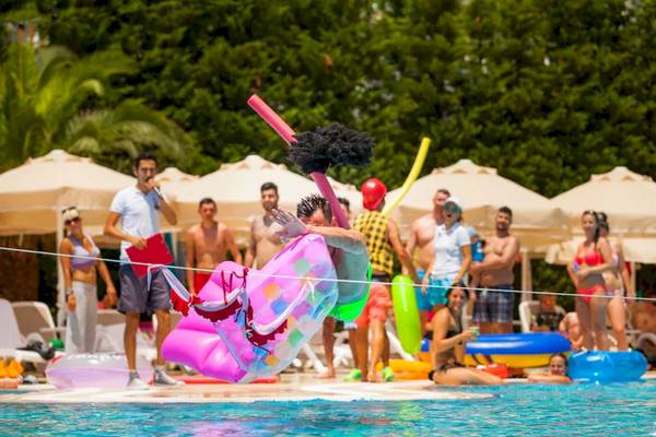 Pool-Party-Animation im Melas Lara Hotel mit einem Mann, der über eine aufblasbare Matratze springt.