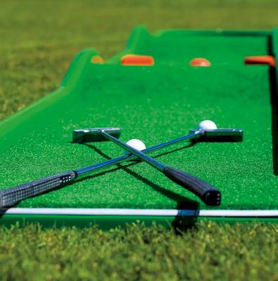 Miniaturgolfplatz bei Melas Lara Hotel mit Schlägern und Bällen.